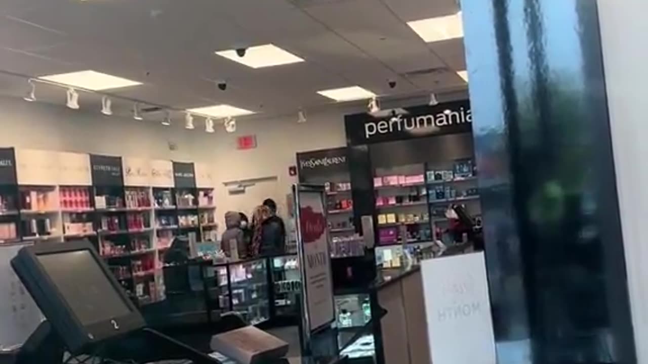 Epic: Shoppers Thwart Shoplifters by Holding Them Inside Store