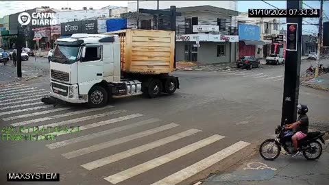 Moto para embaixo de carreta e motociclista sai ileso