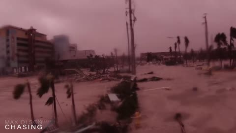 🇺🇸 Terrifying street camera video taken in Florida during Hurricane Ian