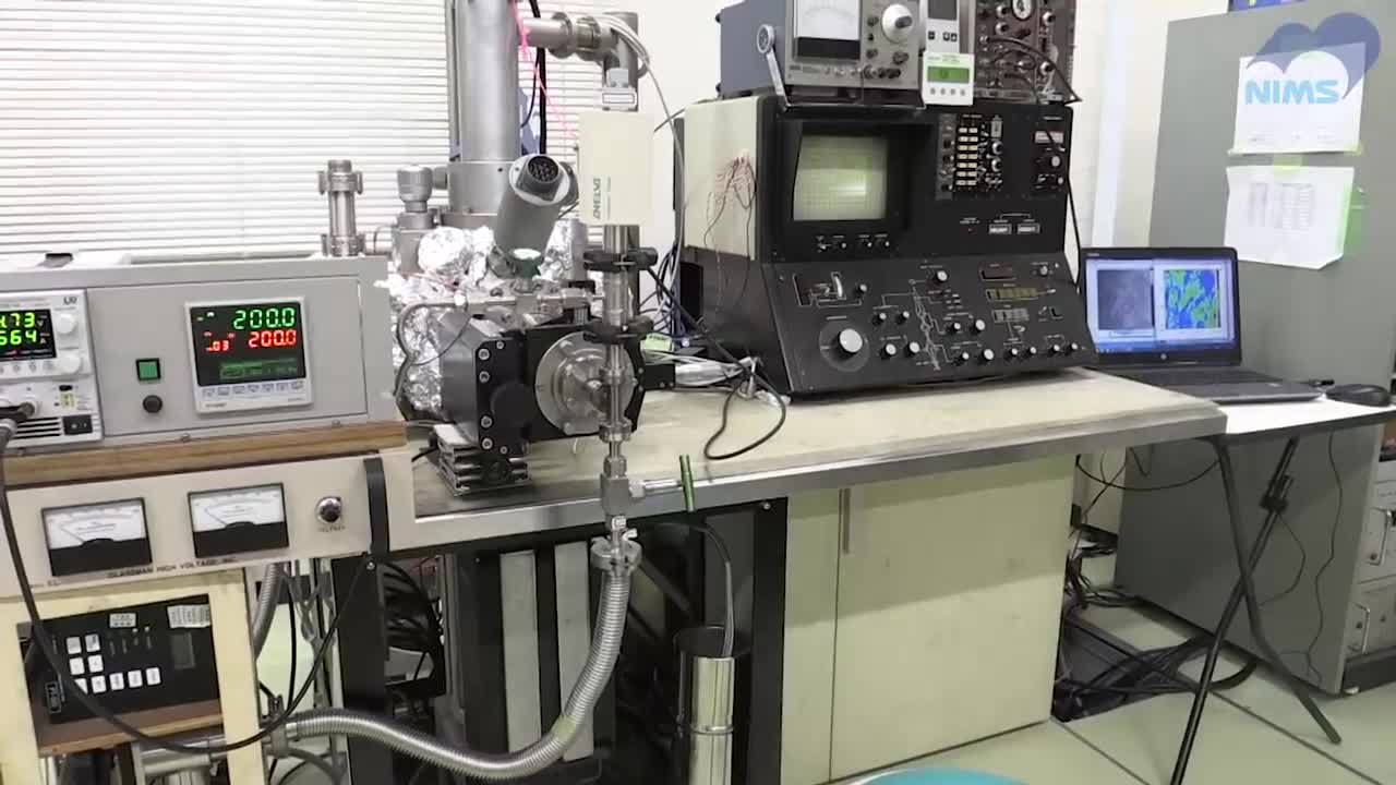 金属をもろくする水素の動きが見える! 世界唯一の電子顕微鏡 (Observing hydrogen's corrosive effects on metals)_4