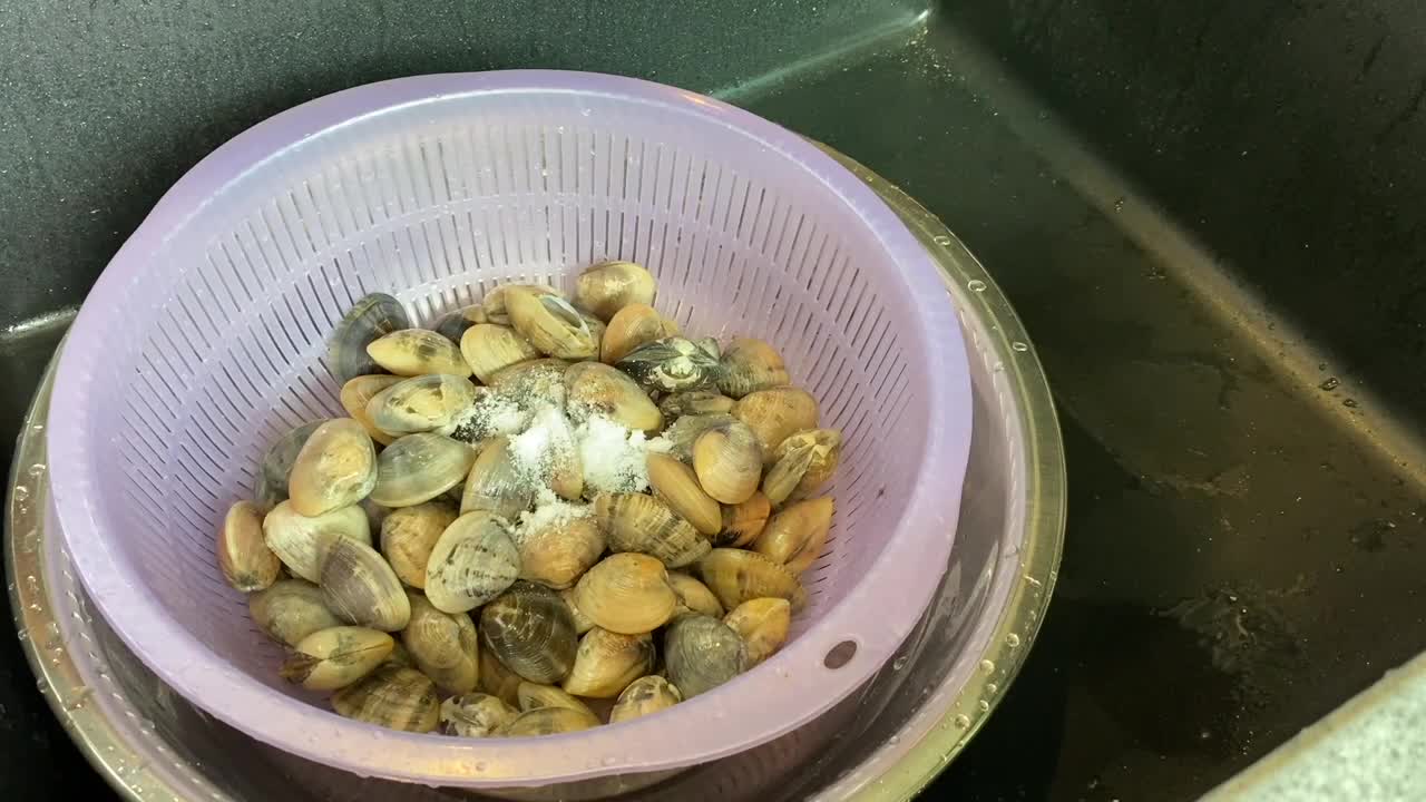 The Easiest Way to Remove Sand From Clams 有效清除蛤蜊沙子的最简单方法 How to Buy, Clean & Prepare Clams