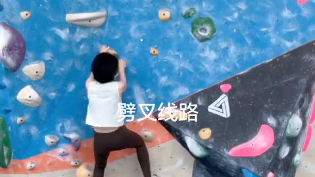 Rock climbing can not only strengthen the body, but also let people see the fat of the back waist