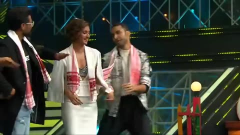 Raghav Juyal ne Skti Mohan ko bich show me pahnaya lungi || Sab huye hairan
