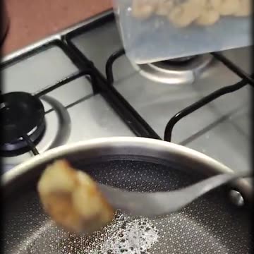 Trying A Puffball Found in the Garden for the First Time! WILD FOOD! Wolfs Fart