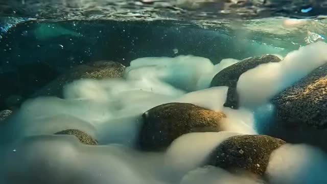 This entire riverbed is freezing solid 🧊🤯💙. . More of alaska