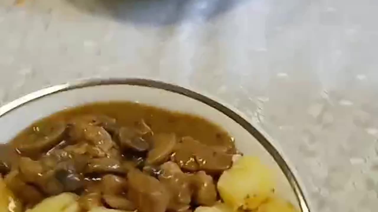 Popularny Polski obiad 🇵🇱 Kotlet schabowy z ziemniakami i surówką. Kruszynka zaprasza