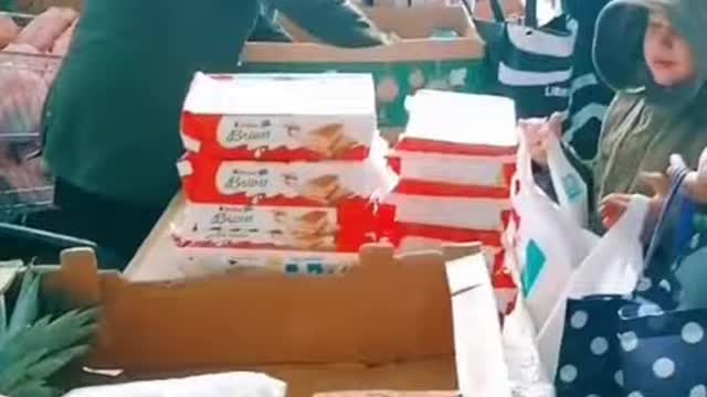GLI ITALIANI ORMAI RIDOTTI ALL' ELEMOSINA DEI BABBI NATALE....