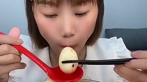 A chaines girls eating eggs