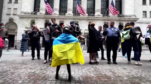 Wall Street's 'Fearless Girl' protests Russia