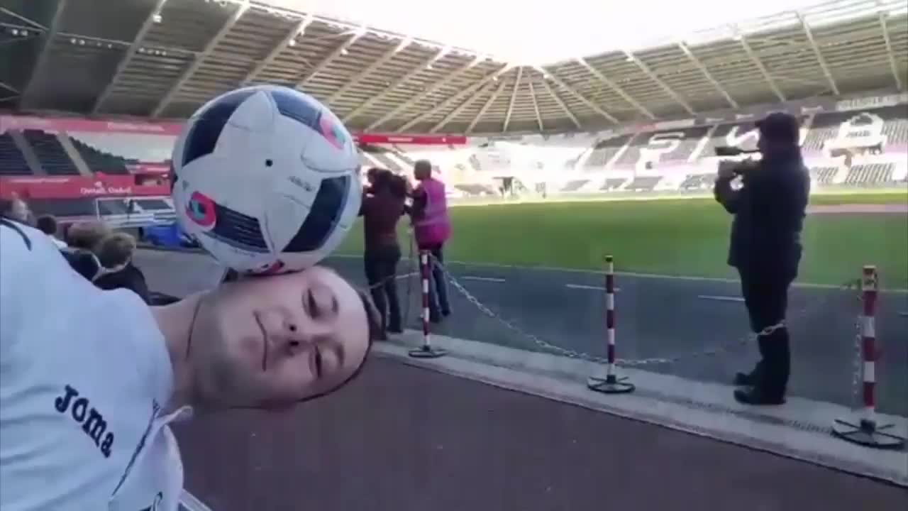 VIDEO: Mourinho knocks football off freestyler's head