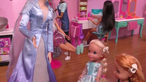 At the Salon ! Elsa and Anna toddlers - haircut - spa - massage - Barbie is the hairstylist - relax