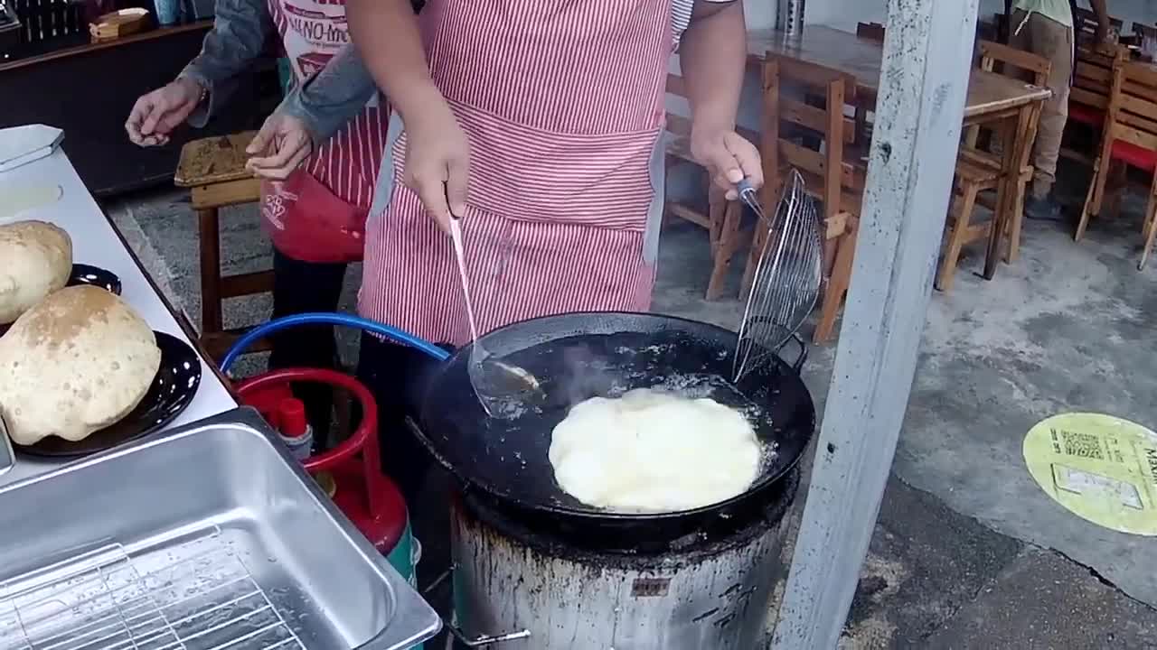 MAKANAN JALANAN MALAYSIA- STREET FOOD- roti puri besar