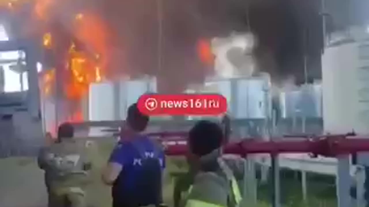 🧯A video from firefighters: burning oil depot in the Rostov region.