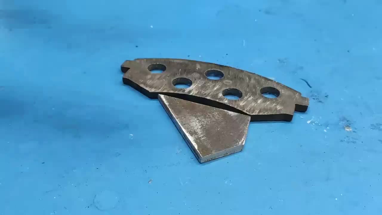 Amazing invention by a first-rate craftsman. Self-made axe from an old brake pad