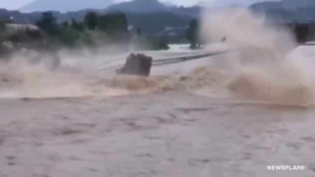 10 Scariest Flood Moments Caught On Camera