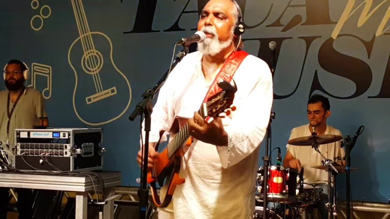 Marron Brasileiro no Shopping Tacaruna cantando Leão do Norte - Qui, 19/01/2019