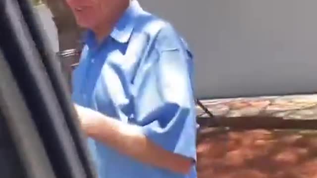 Idoso chora pelo Brasil