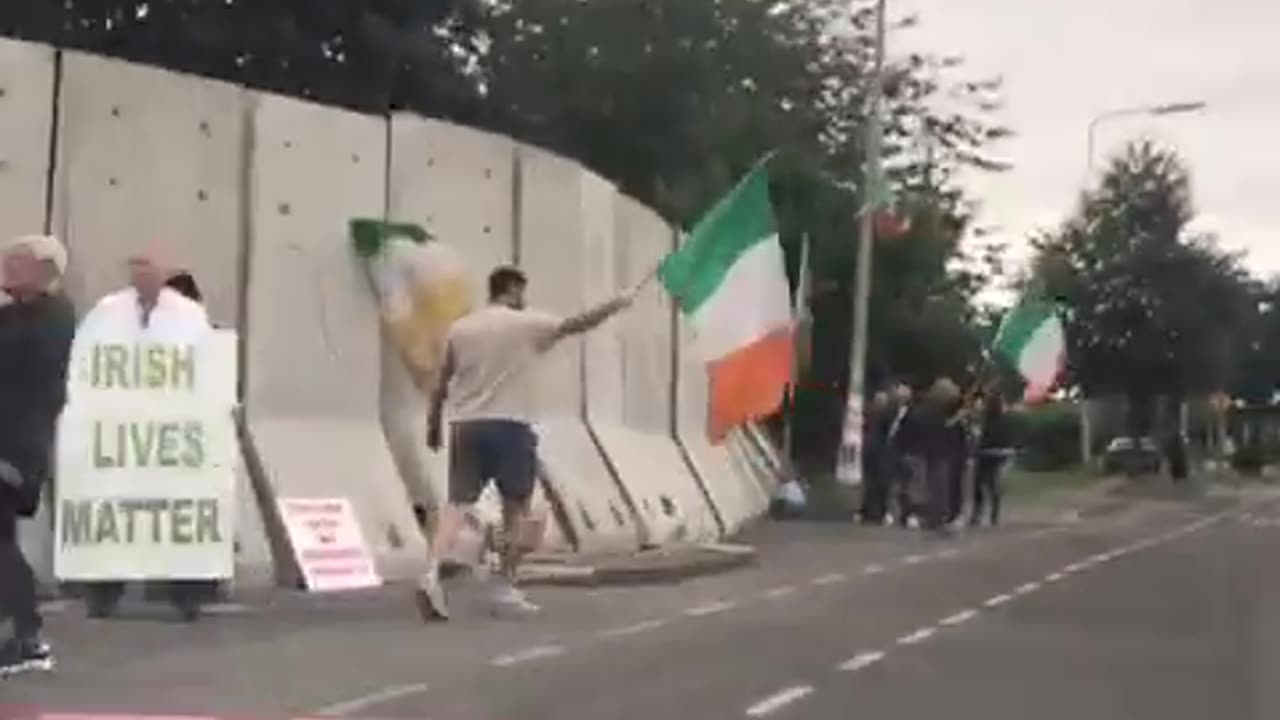 Coolock community back out this morning peacefully protesting 💚