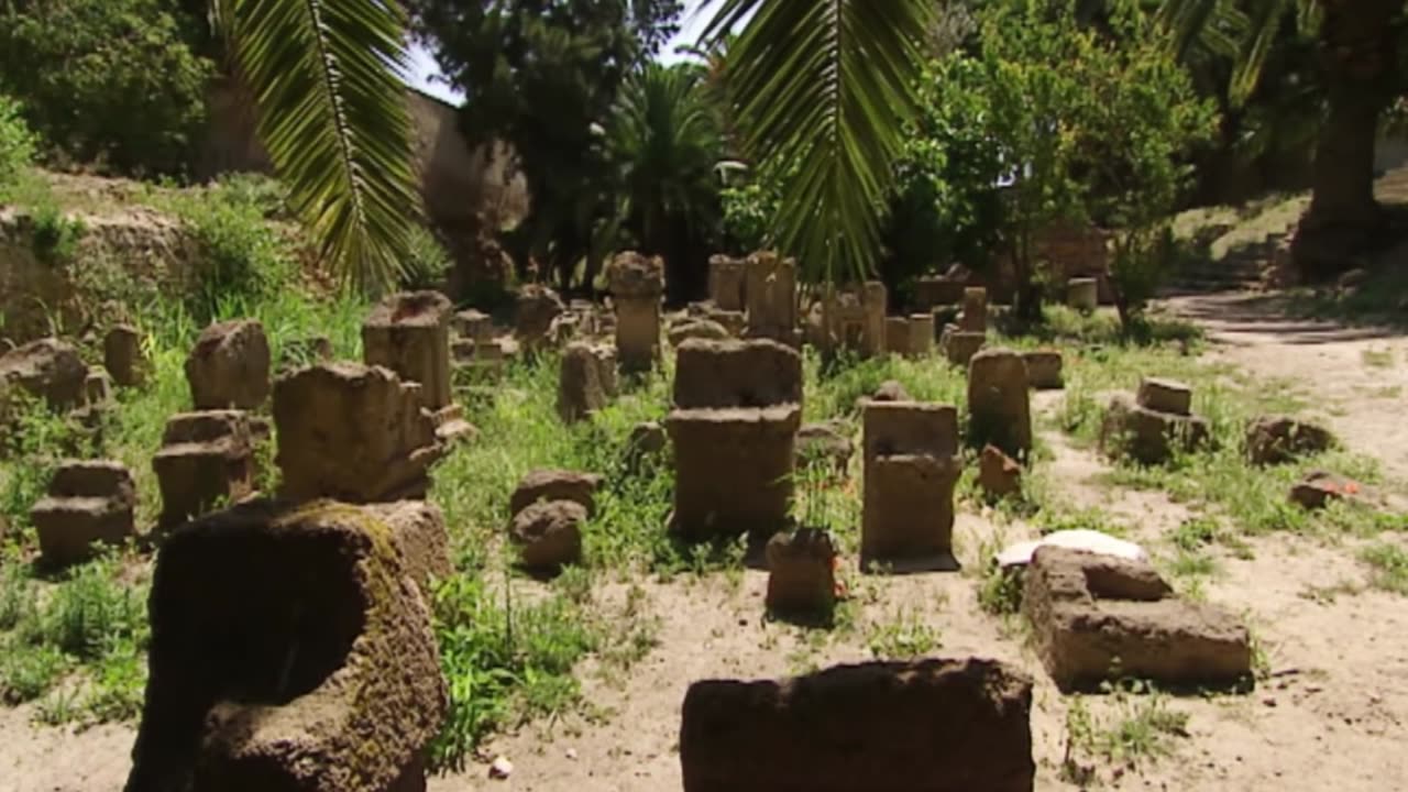 L'inquietante verità sul rito dei popoli fenicio,cananei,cartaginesi,ebrei del sacrificio dei LORO bambini ai demoni e agli idoli DOCUMENTARIO certo da adoratori di Remphan li bruciavano nel fuoco a Moloch o se li mangiavano nel banchetto rituale