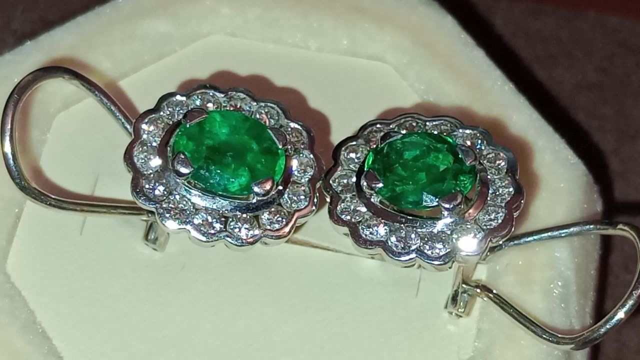 White gold earrings with emeralds and 1.4ct diamonds