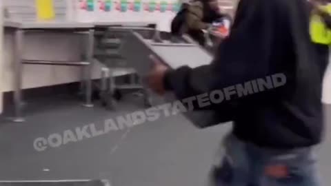 Oakland Store Casually Being Robbed