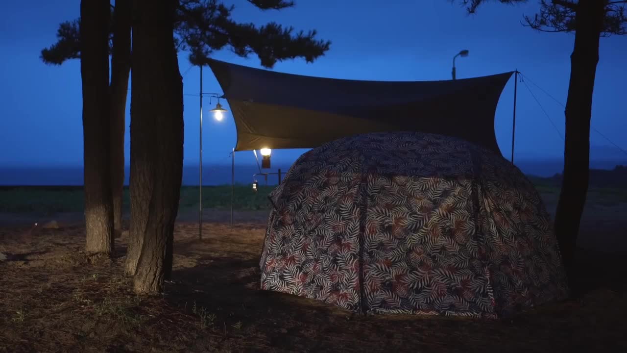 Go camping at the seaside in rainy days, and enjoy the moment
