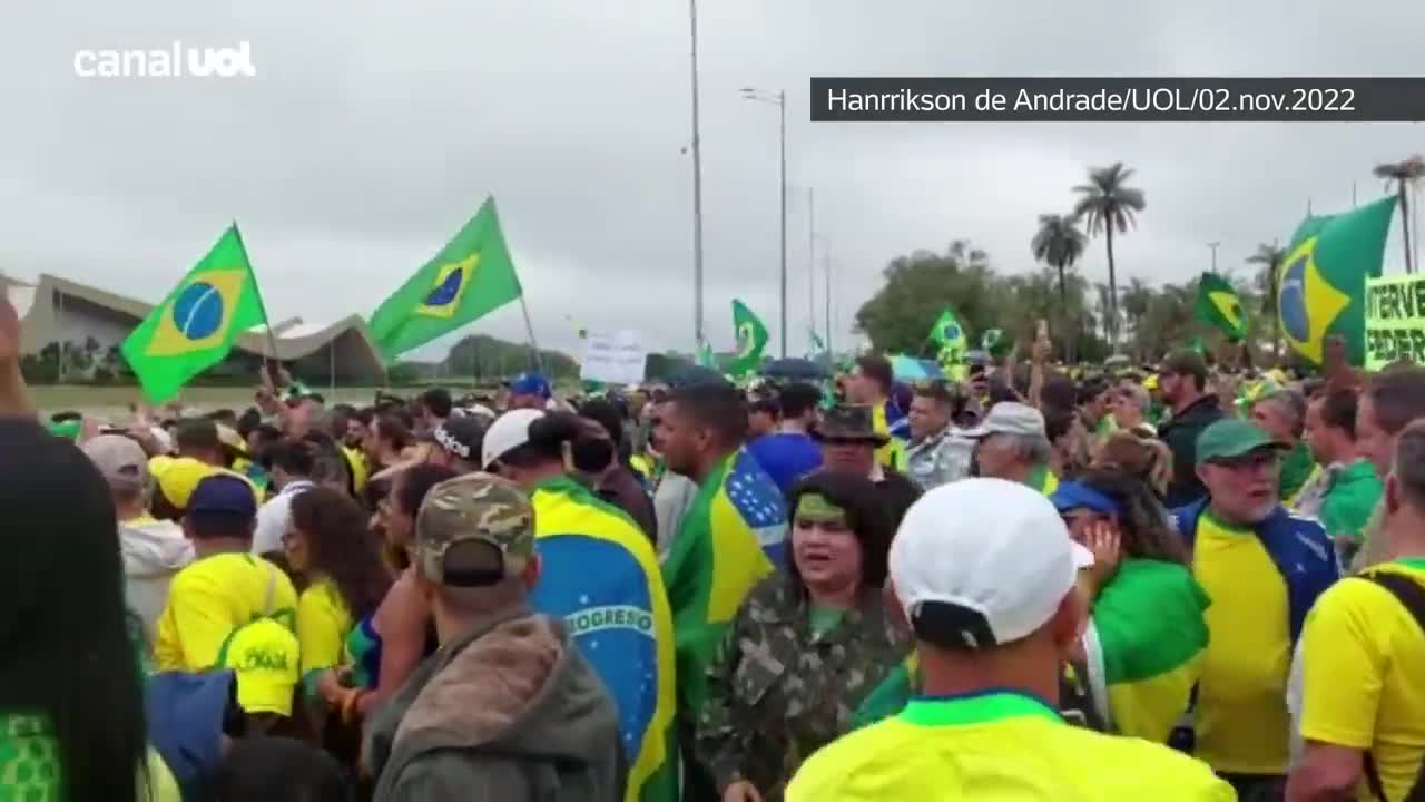 Bolsonaristas pedem intervenção e que Exército 'saia do quartel' em Brasília