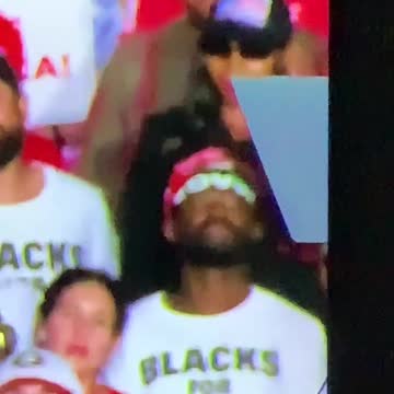 트럼프 Rally에 나타난 프린스 : 검은 썬그라스 여자