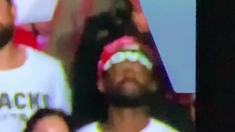 트럼프 Rally에 나타난 프린스 : 검은 썬그라스 여자