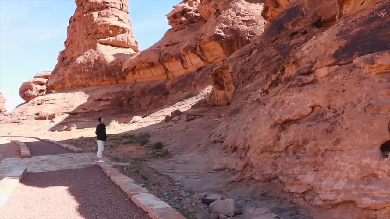 WE'RE INVITED INSIDE A SAUDI ARABIAN HOME نحن مدعوون إلى منزل سعودي