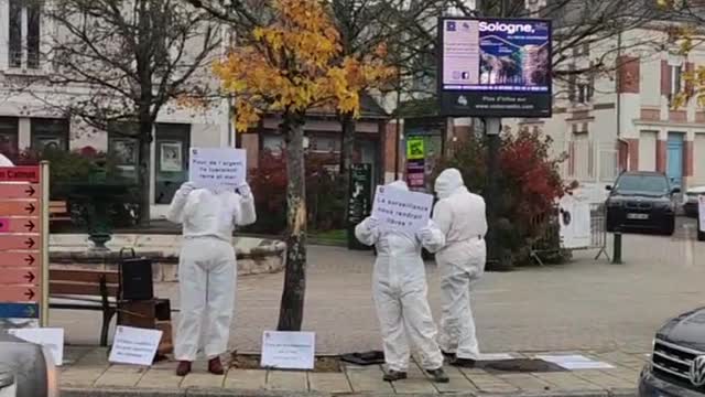 Les Masques Blancs Blois ET Romorantin Action Pancartes le 26 nov 2022
