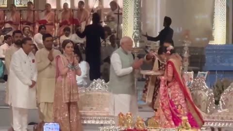 Modi comparece ao casamento da família mais rica da Índia.