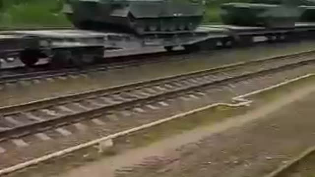 Nové ruské tanky směřují z Moskevské oblasti na frontu