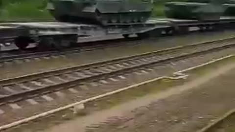 Nové ruské tanky směřují z Moskevské oblasti na frontu