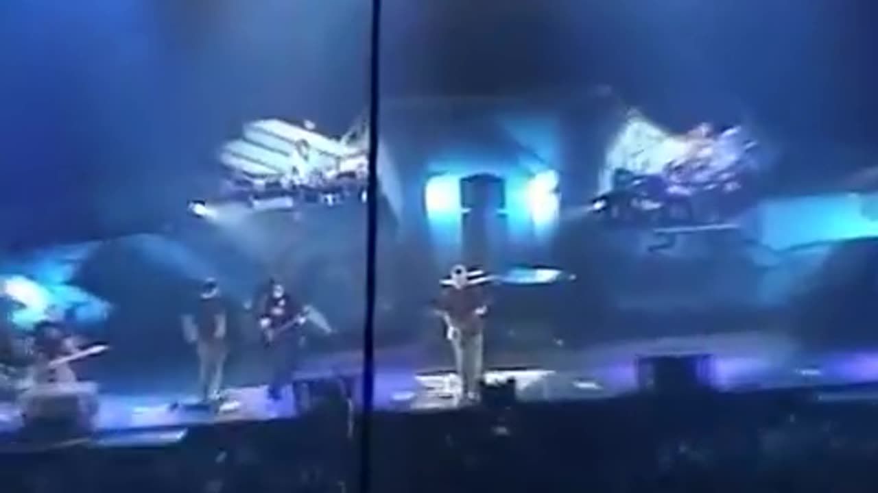 Linkin Park - Invites fan on stage to play guitar! Live in Toronto