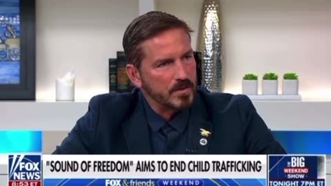 Jim Caviezel rozdawał dziś rano dziennikarzom Fox News czerwone pigułki na temat handlu