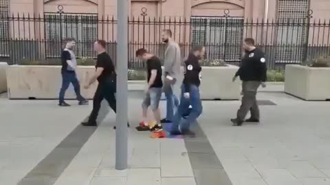 Duhová vlajka jako rohožka