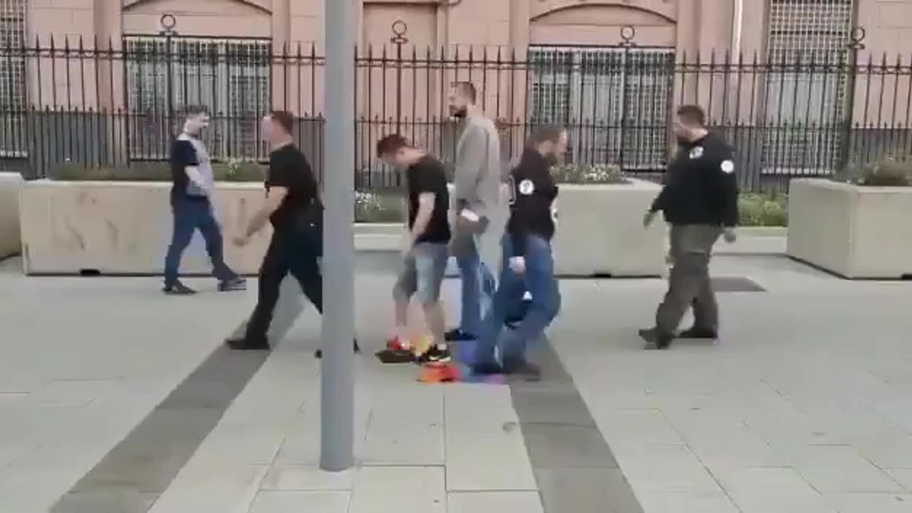 Duhová vlajka jako rohožka