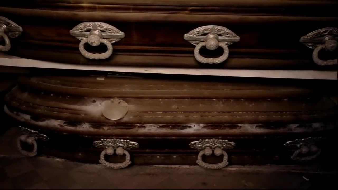 "Inside the Tombs of La Recoleta Cemetery!" (12May2013) Vic Stefanu - Amazing World Videos