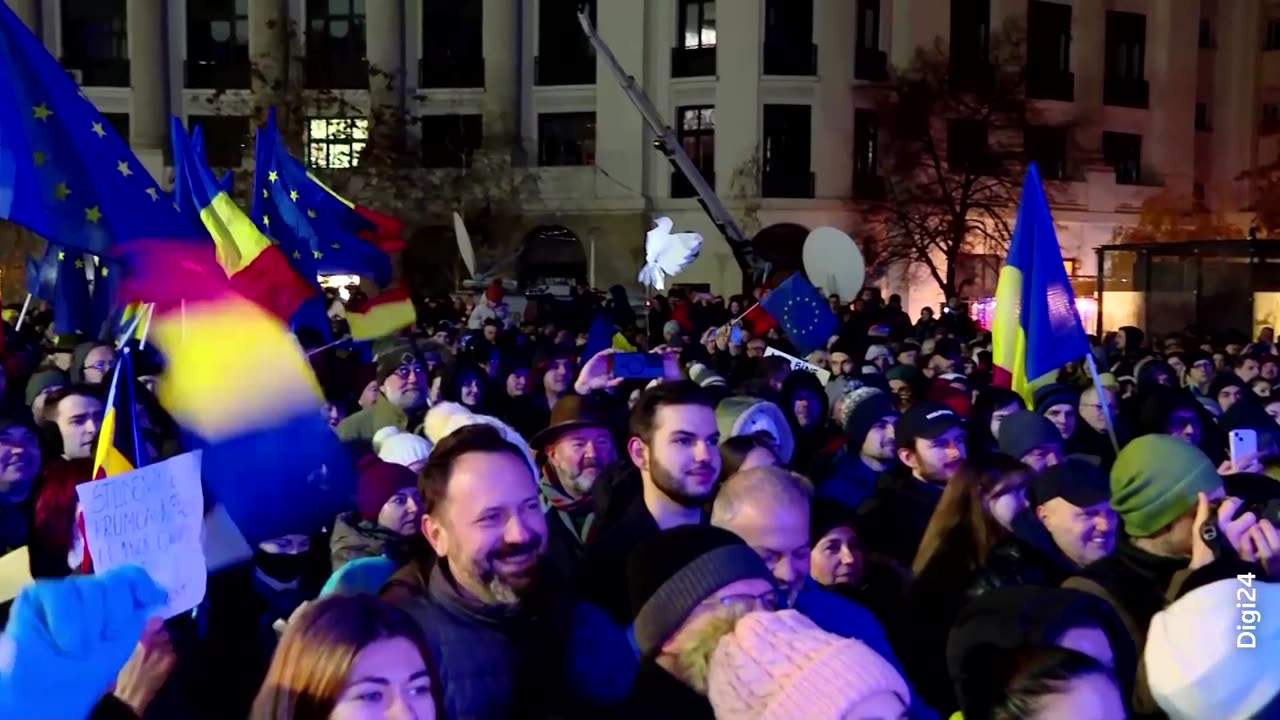 Thousands rally for centrist Romanian presidential candidate