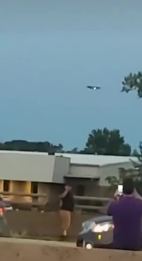 👽👽 - Crazy footage of a UFO coming out of Mexico