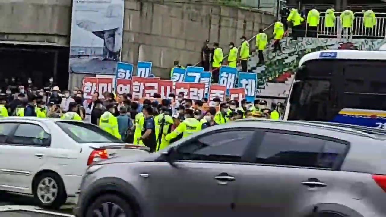 20200901_V3_S01(m4maCLaFLbA)광복절날 경찰 보호 받으며 피켓 들던 저 사람들은 누구인가_