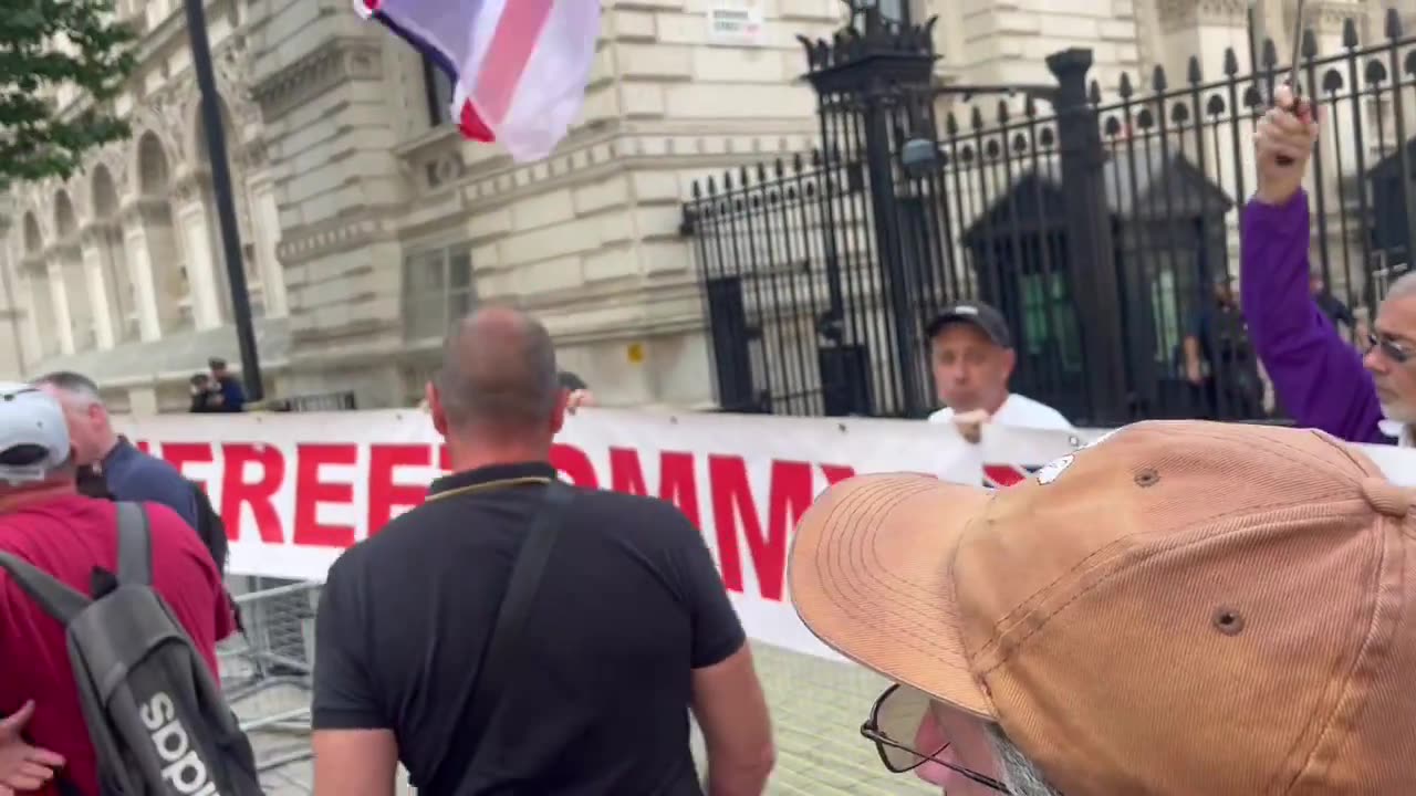 Free Tommy Robinson.