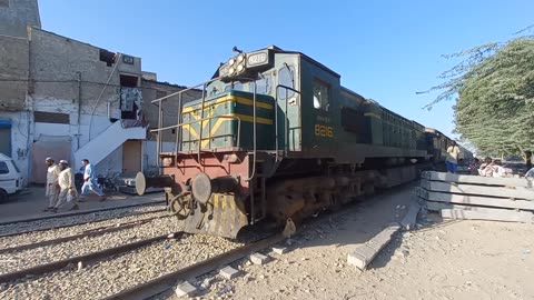 Pakistan Railway | 48 DN Rehman Baba Express passing | 21March2023