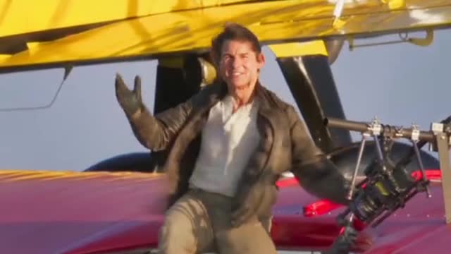 TOM CRUISE DOINGINSANE PLANE STUNT