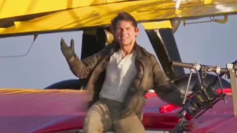 TOM CRUISE DOINGINSANE PLANE STUNT