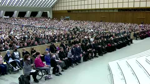 Pope: "Doctor told me not to walk"