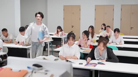 #CDrama Jiang Shi Qi Took Classes For Her Cousin and Met a Handsome Teaching Assistant!