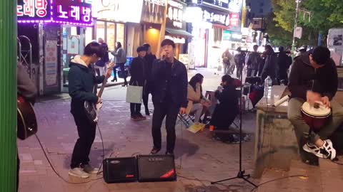 홍대 거리 공연 기타 기타2 드럼 보컬 hongdae street performance