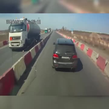 MERCEDES DRIVER FURIOUS THAT HE CAN'T SKIP TRAFFIC *SEE WHAT HAPPEN*